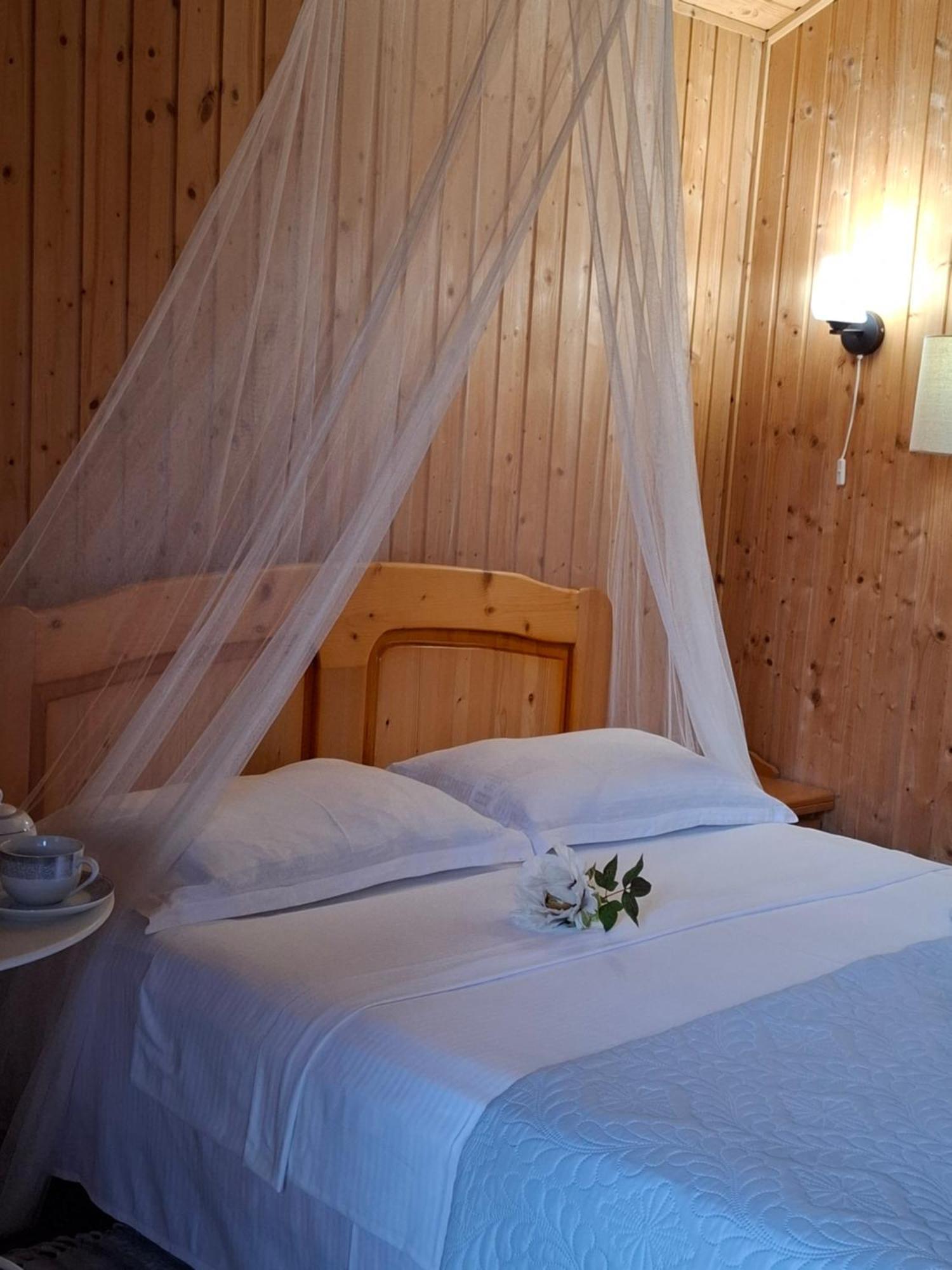 Cabane De Lemn Костинешти Экстерьер фото