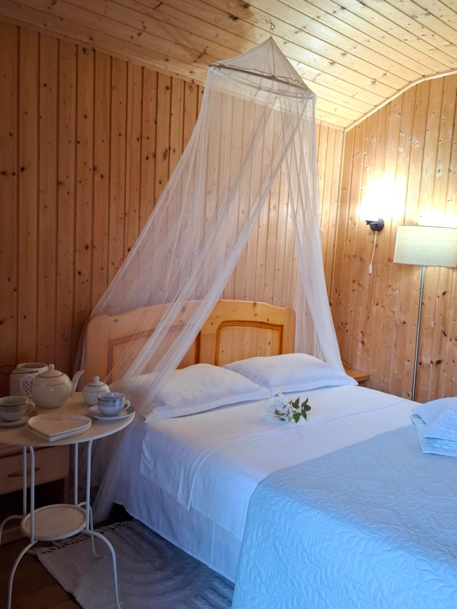 Cabane De Lemn Костинешти Номер фото